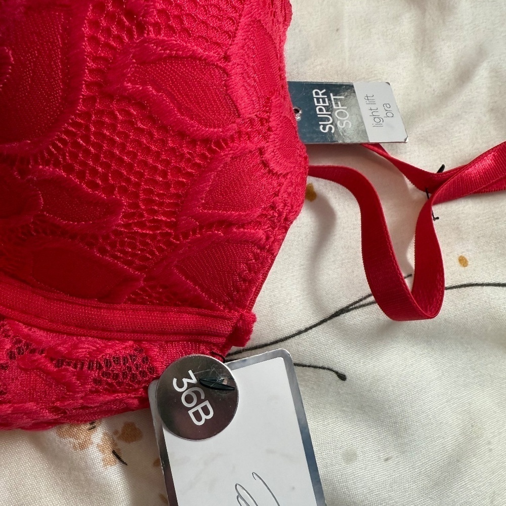 NWT Marilyn Monroe Red Lace Light Lift Bra – Size 36B – Sultry & Elegant! ❤️✨ - Picture 3 of 4